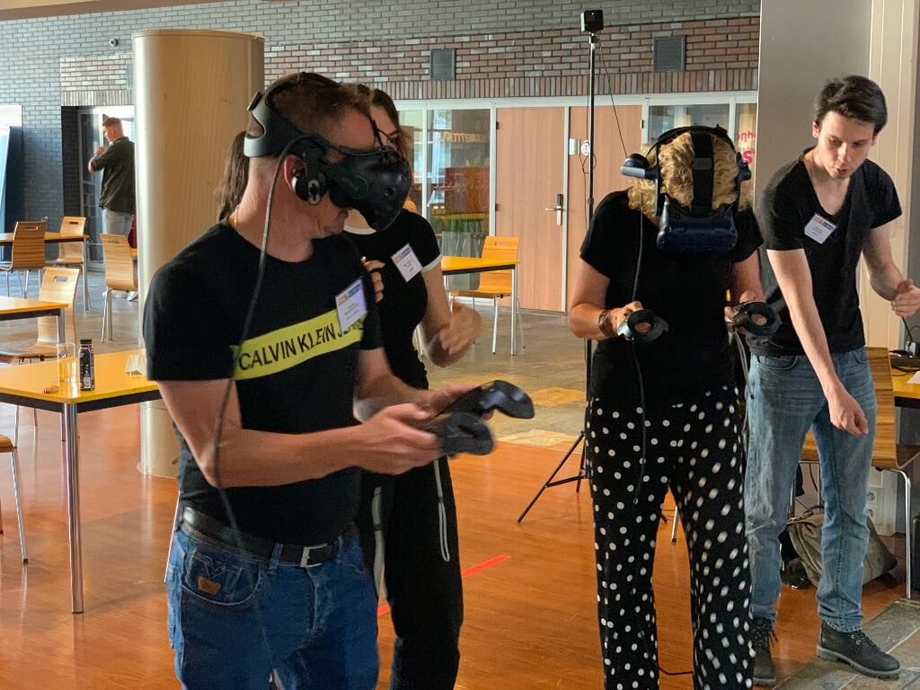 Na de presentatie proberen genodigden de VR-game Re: Action tegen steekgeweld onder jongeren.