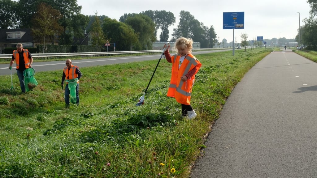 Ook het dochtertje van wethouder Nils Langedijk hielp mee. Jong geleerd is immers oud gedaan.