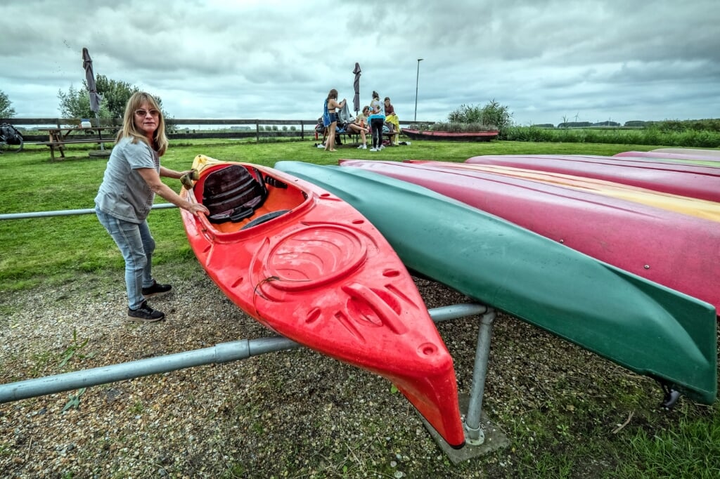 Silvia Hanff druk aan het werk om de kano’s weer fris aan de nieuwe klanten aan te bieden.