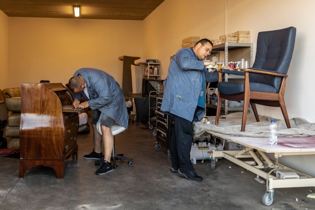 Alex en Willem aan de slag in de werkplaats.