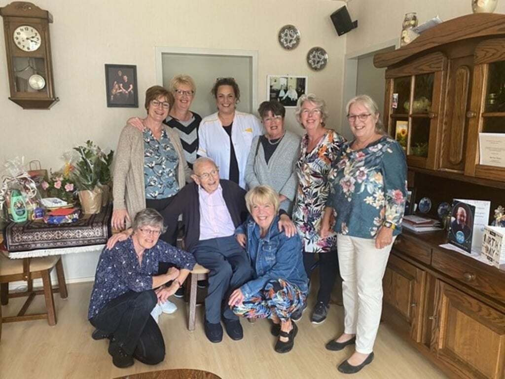 Client van Evean Zorg de heer Niesse viert zijn 100ste verjaardag.