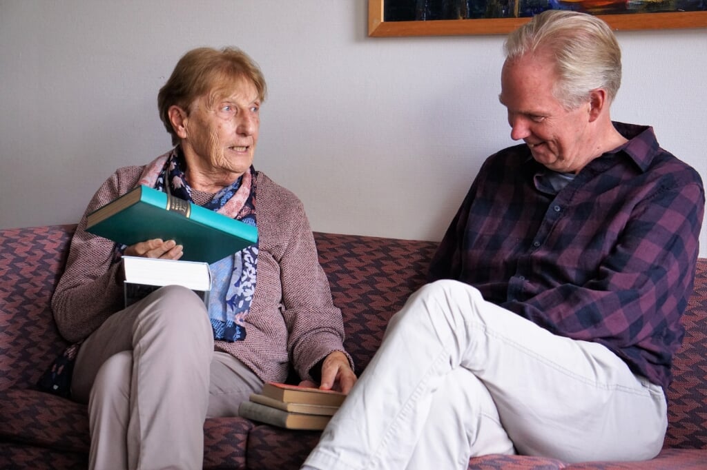 Ilse en Bibliotheek aan Huis-vrijwilliger Hans in gesprek.