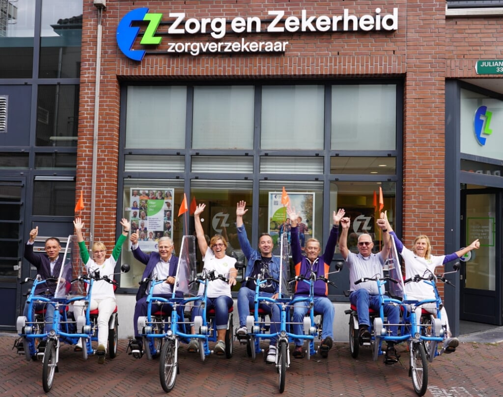 Zorgverzekeraar Zorg en Zekerheid heeft onlangs vier nieuwe duofietsen overhandigd aan de stichting Fietsmaatjes Alphen aan den Rijn.