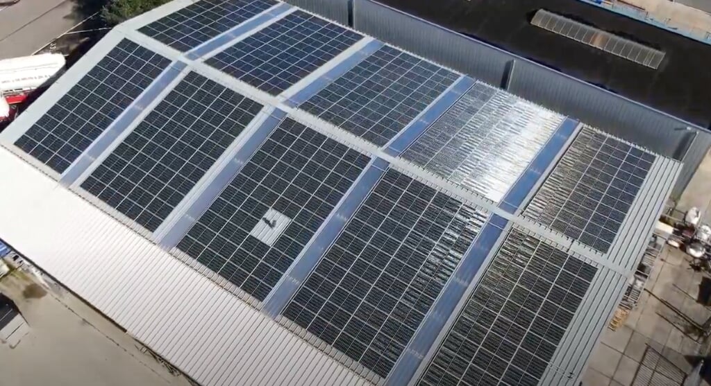 Er komen steeds meer zonnepanelen op de daken van bedrijven.