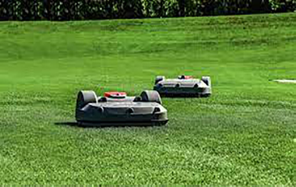 Met de nieuwste robots worden niet alleen de ballen op de range verzameld, maar wordt ook nog eens het gras gemaaid.