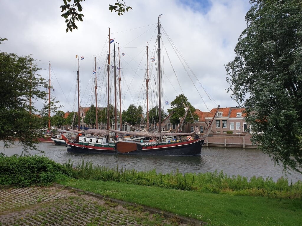 Schip vaart naar IJsselmeer.