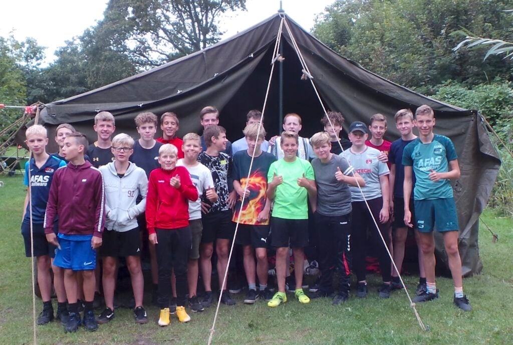 De jongens van de teams O15 en O17 op kamp in het Dijkgatbos.