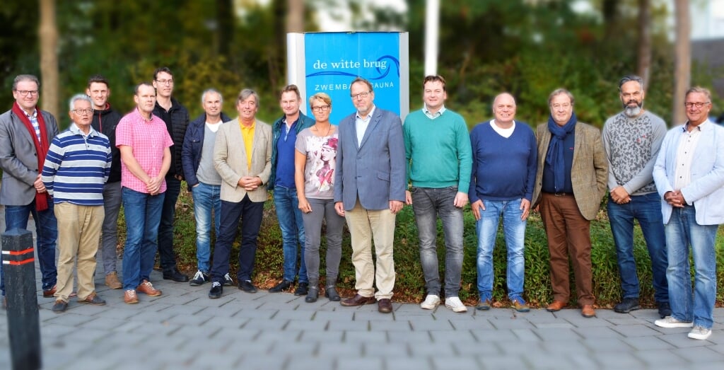 De oorspronkelijk ‘Initiatiefgroep Nieuw Zwembad’, ondernemers, politici en specialisten in oktober 2016.