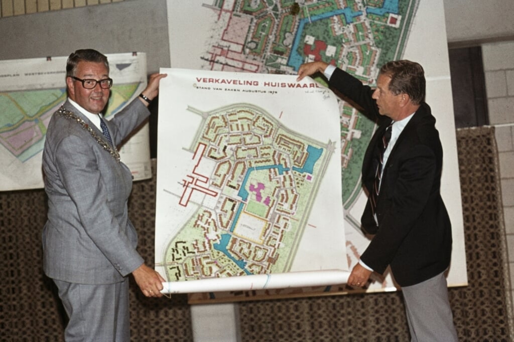 Burgemeester De Wit toont een kaart van de verkaveling van de wijk De Horn. 