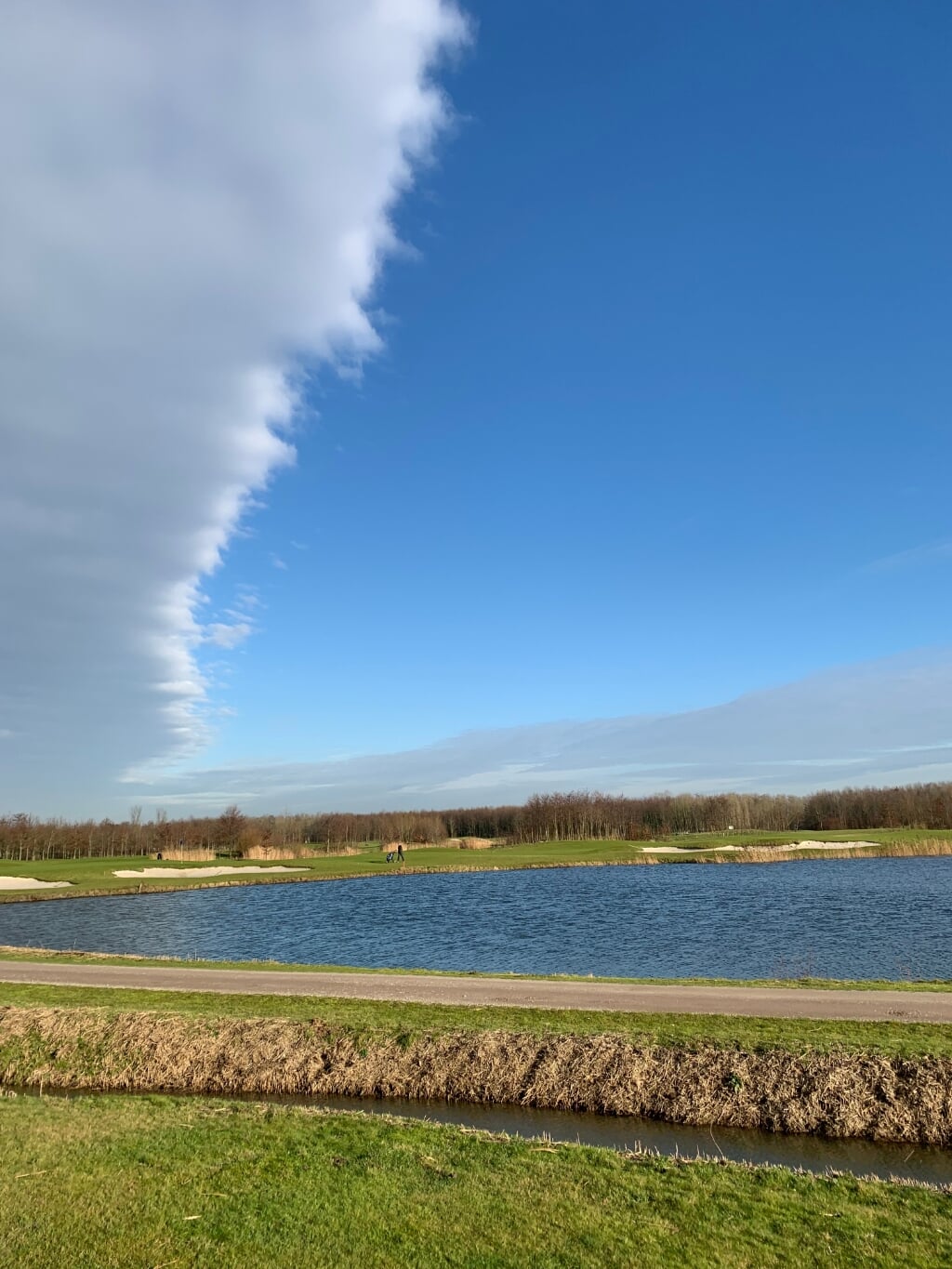 Wolkenformatie boven de Golfbaan Bentwoud door Frits Oudijk.