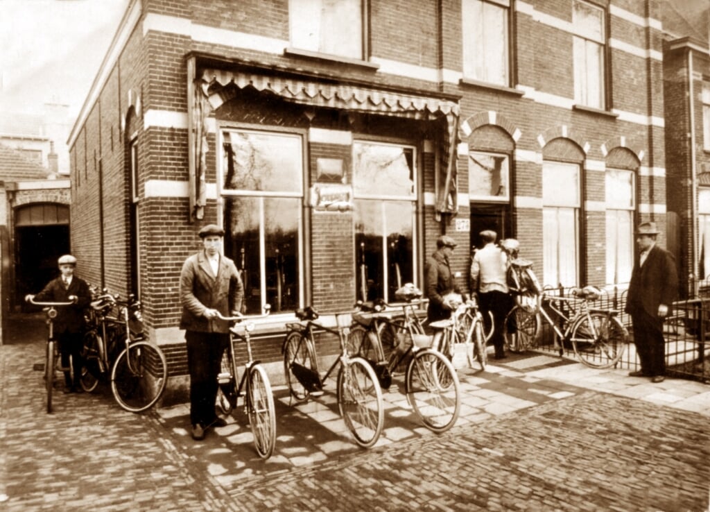 In de krant van 8 april 1916 wordt vergunning gevraagd voor de oprichting van smederij Van Son aan de Oude Haagweg.