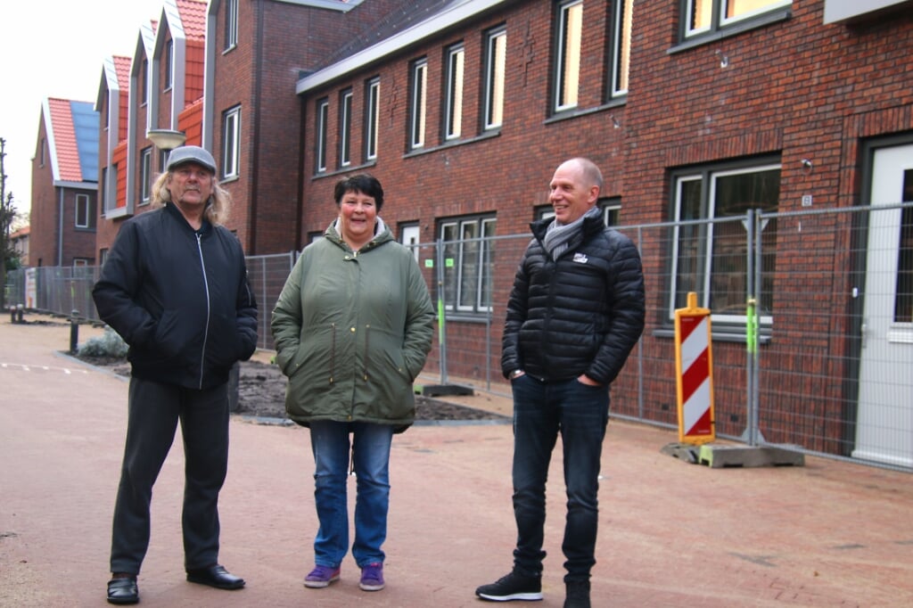 Geert, Hellen en Ron in hun vernieuwde straat.