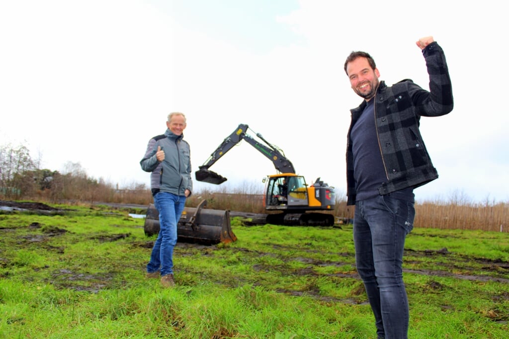 In Boskoop-Oost zijn de werkzaamheden gestart voor Tuinen van Boskoop. Peter Mathot (li) en Kenneth Stolk zijn er blij mee.