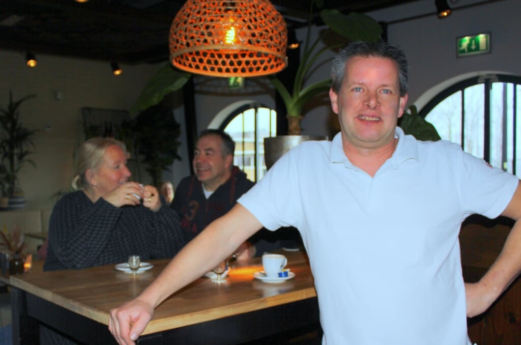 Ronald Dufais gooide zaterdag Roos eten & drinken open. Vaste gasten Sylvia en Marcel van Oeffelt kwamen op de koffie als steunbetuiging. 