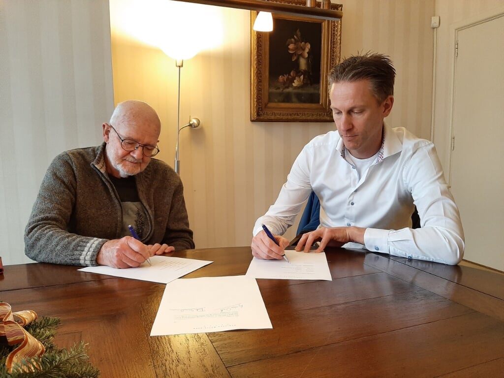 Berend Weilers en Ron den Dulk tekenen voor oprichting van de stichting.