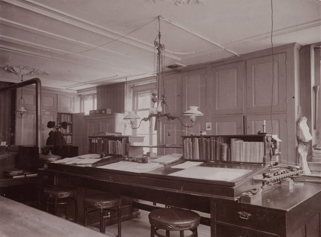 Kamer van de burgerlijke stand in het stadhuis van Alkmaar, 1912. Foto W. Blokker. 