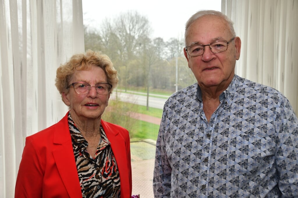 Lien Kuiper de Boer (78) en Willem Kuiper (79) vieren hun zestigjarig jubileum. Namens de redactie onze felicitaties en een mooie dag toegewenst!