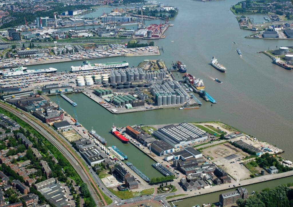 Koningin Wilhelminahaven in Vlaardingen handels haven en voormalige vissershaven. Op de kop van de haven staat opslagtanks van Vopak.