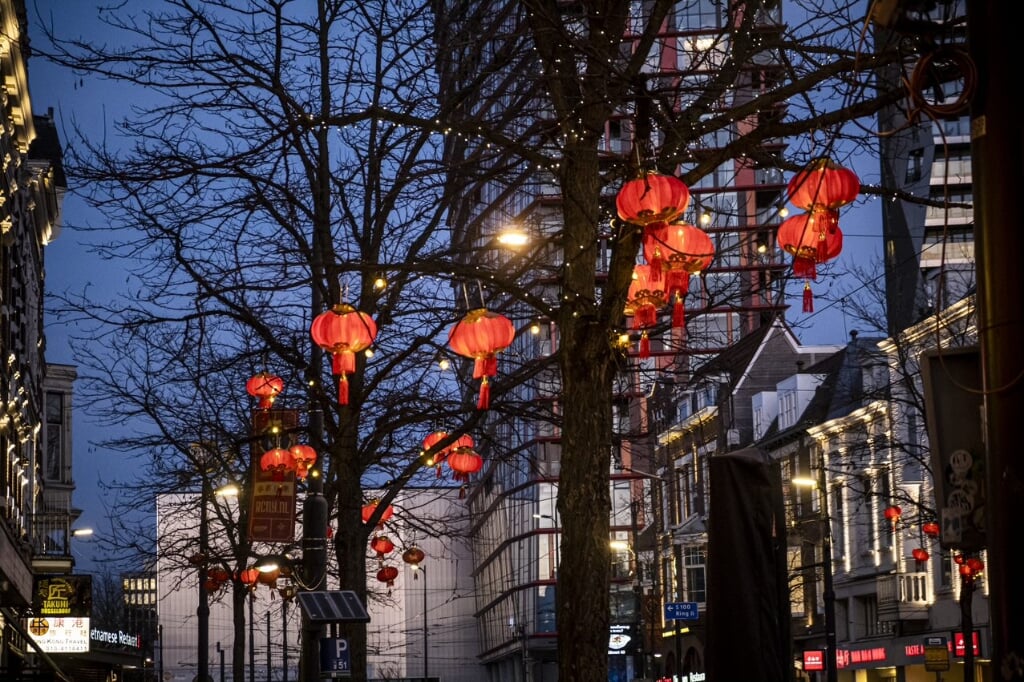 Honderden lampionnen en rood-gouden banieren vrolijken de West-Kruiskade en het Kruisplein op en brengen een beetje extra licht en warmte in het winterse Rotterdam. 