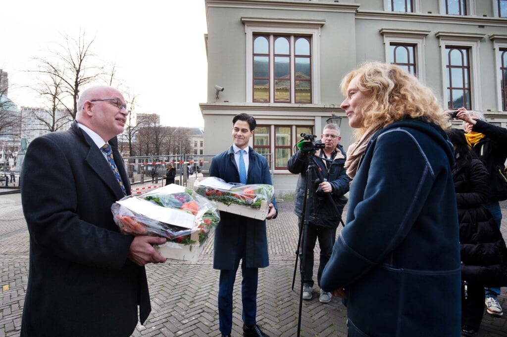 Adri Bom-Lemstra, voorzitter van Glastuinbouw Nederland en Greenports Nederland, overhandigde een brandbrief én een kistje gezondheid aan de ministers Staghouwer van LNV en Jetten van Klimaat en Energie.
