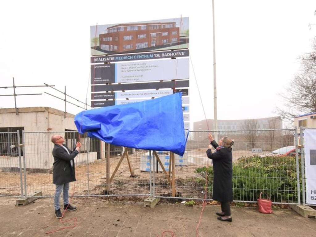 Huisarts André van Es en wethouder Mariette Sedee onthullen het bord voor de start van de bouw van een splinternieuw Medisch Centrum in Badhoevedorp.
