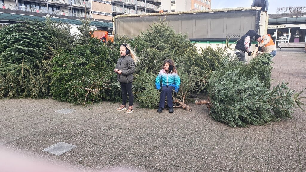 Ook deze twee kids kwamen ondanks de harde windbomen inleveren