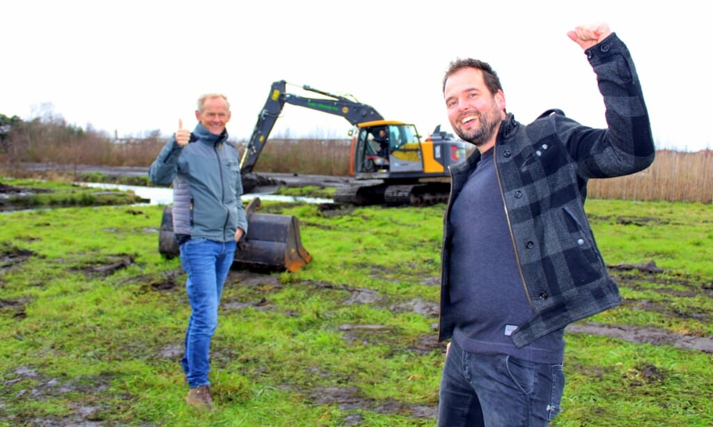 In Boskoopo-Oost zijn de werkzaamheden gestart voor Tuinen van Boskoop. Landschapsontwerper Kenneth Stolk (re) en projectleider Peter Mathot zijn enthousiast.