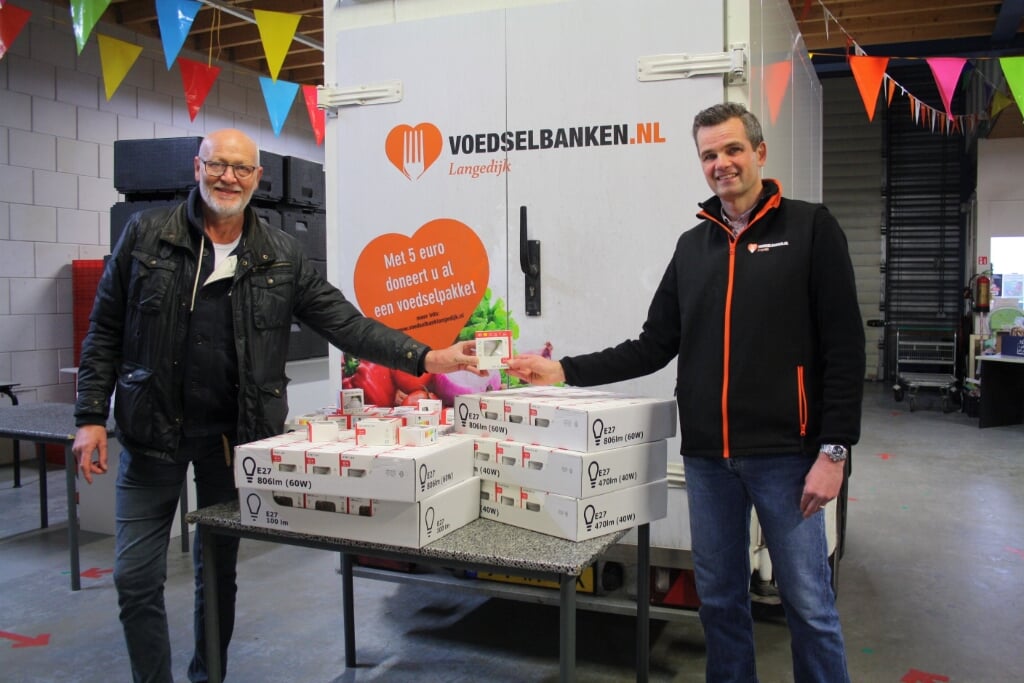 George Tiemstra van Langedijk4GlobalGoals (links) overhandigt de Ledlampen aan Alexander Smit van Voedselbank Langedijk. 