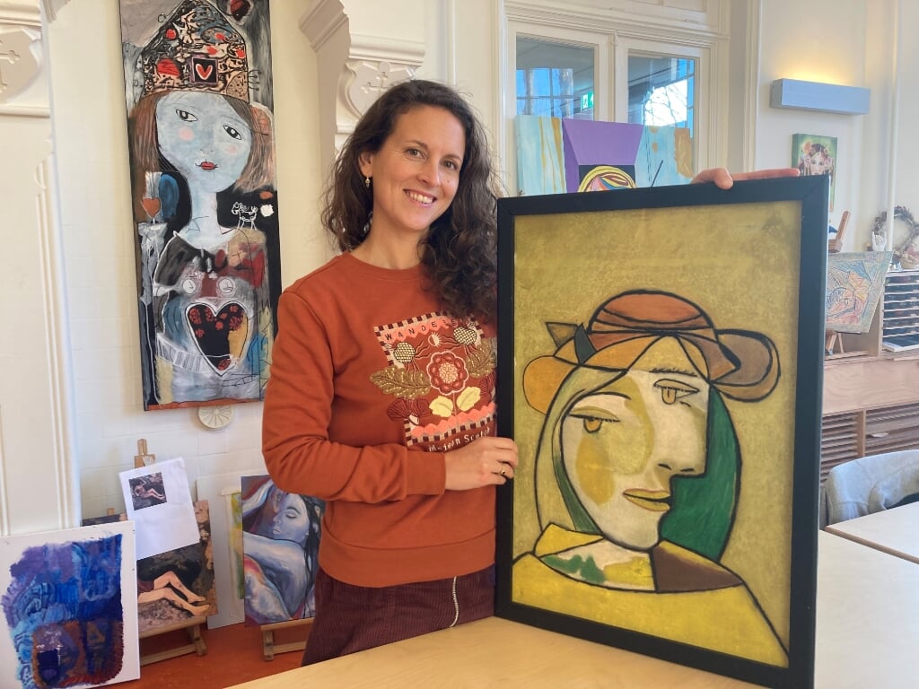 Siena-oprichtster Renate Volkert met één van de kunstwerken die gewonnen kan worden. 