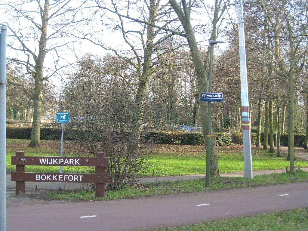 Borden bij het Vinkenlaantje moeten fietsers duidelijk maken dat ze een losloopgebied en oversteekplaats passeren. 