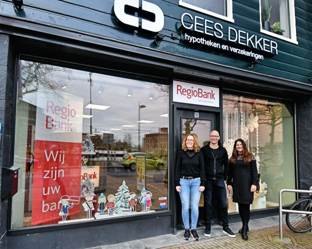 (v.l.n.r.) Tanja Graas, Cees Dekker en Wendy van Kluiven voor het nieuwe kantoor aan de Zaanweg 98.