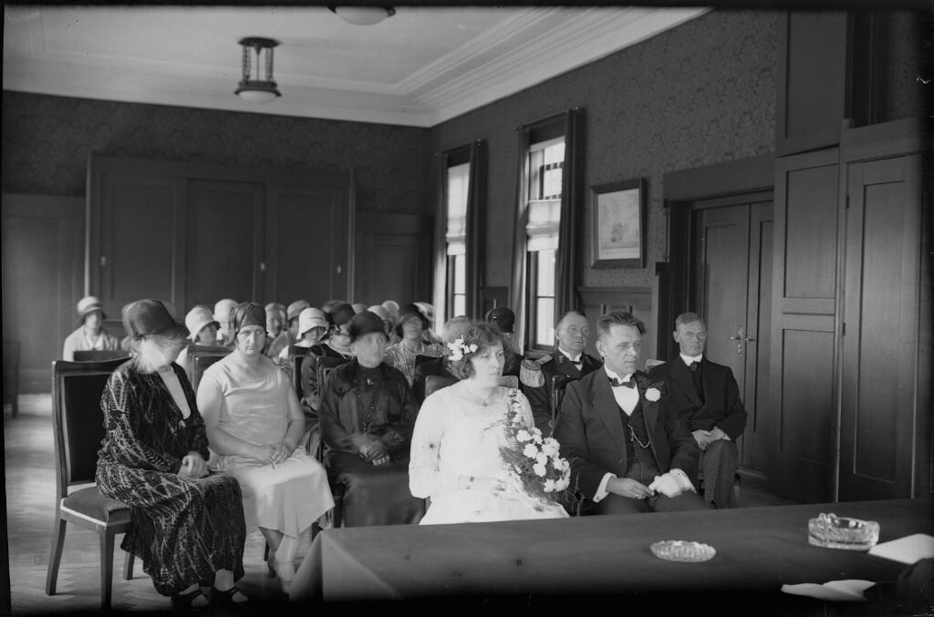 Een huwelijk in de trouwzaal van het gemeentehuis in Den Helder, circa 1930. 