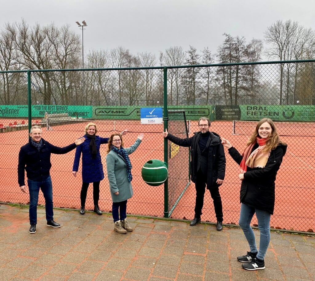 (v.r.n.l.) Maurice Bakker (voorzitter Tennisclub ’t Twiske), Yvonne Joffer en Saskia Kloprogge (PR- Tennisclub ’t Twiske), Niels Bonenkamp (wethouder) en Dianne van der Lans (projectleider Rookvrije Generatie,GGD Zaanstreek-Waterland).