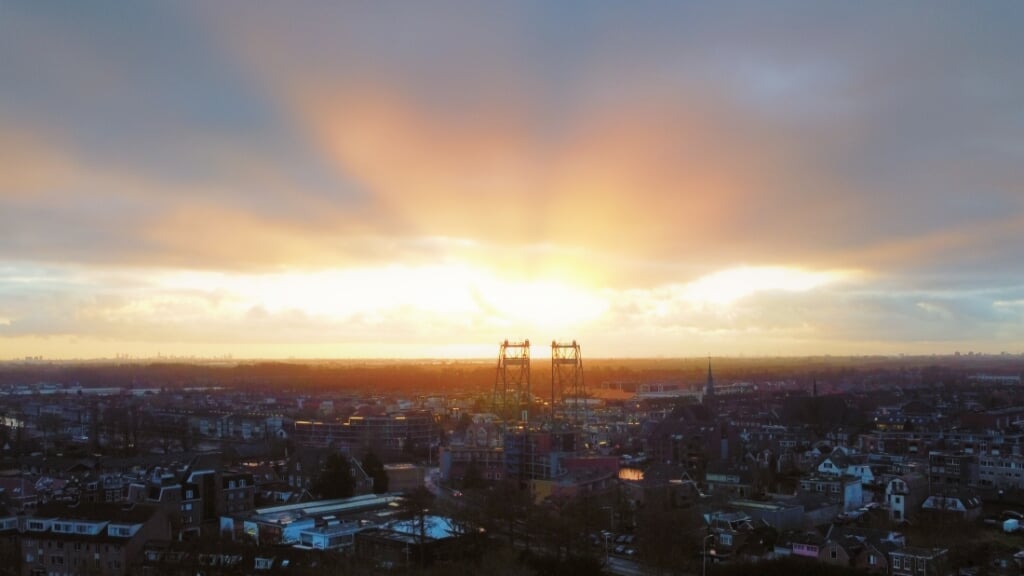 Een drone foto van de laatste zon in Boskoop.