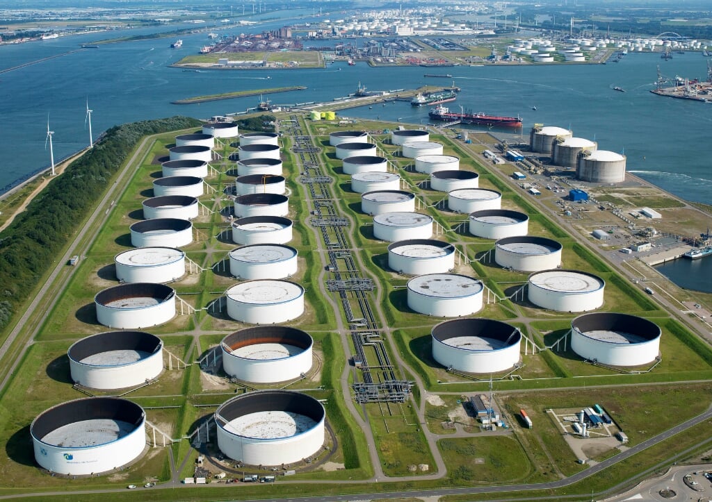 De Maasvlakte Olie Terminal (MOT) is een los- en opslagplaats (olieterminal) voor aardolie die zich aan het eind van de (eerste) Maasvlakte bevindt. Via MOT wordt ongeveer één derde van alle in Rotterdam ingevoerde aardolie verpompt.