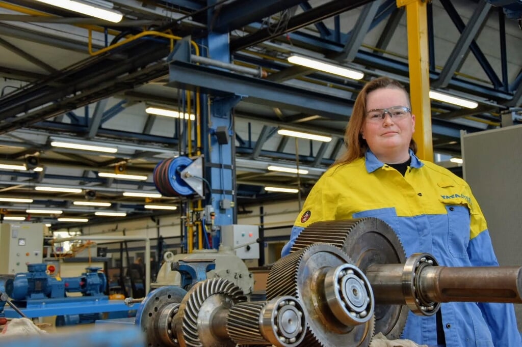 Tata Steel-medewerkster Cariene is qua techniek op haar plek bij het staalbedrijf.