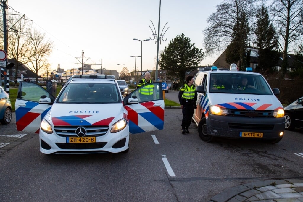 In Schiedam-Noord was op oudjaarsdag een kat en muisspel gaande tussen een grote groep met voornamelijk jongeren en de politie. De groep stak zeer zwaar vuurwerk af en kerstbomen in brand. Bushokjes en prullenbakken werden vernield. 