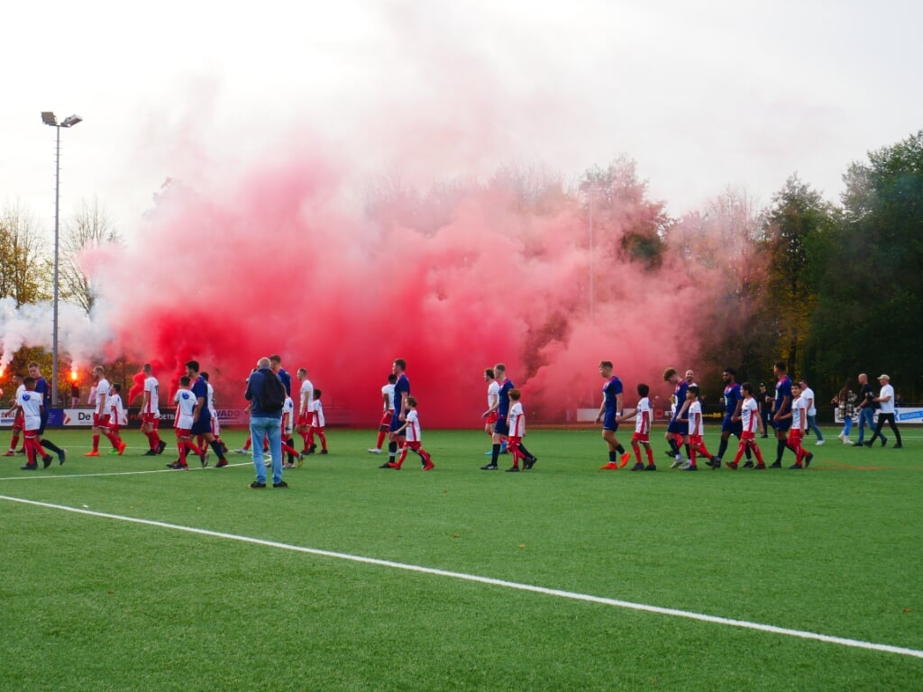 De voetbalteams komen het veld op, begeleid door jeugspelers. - Debbie van Eijk/Rodi.nl
