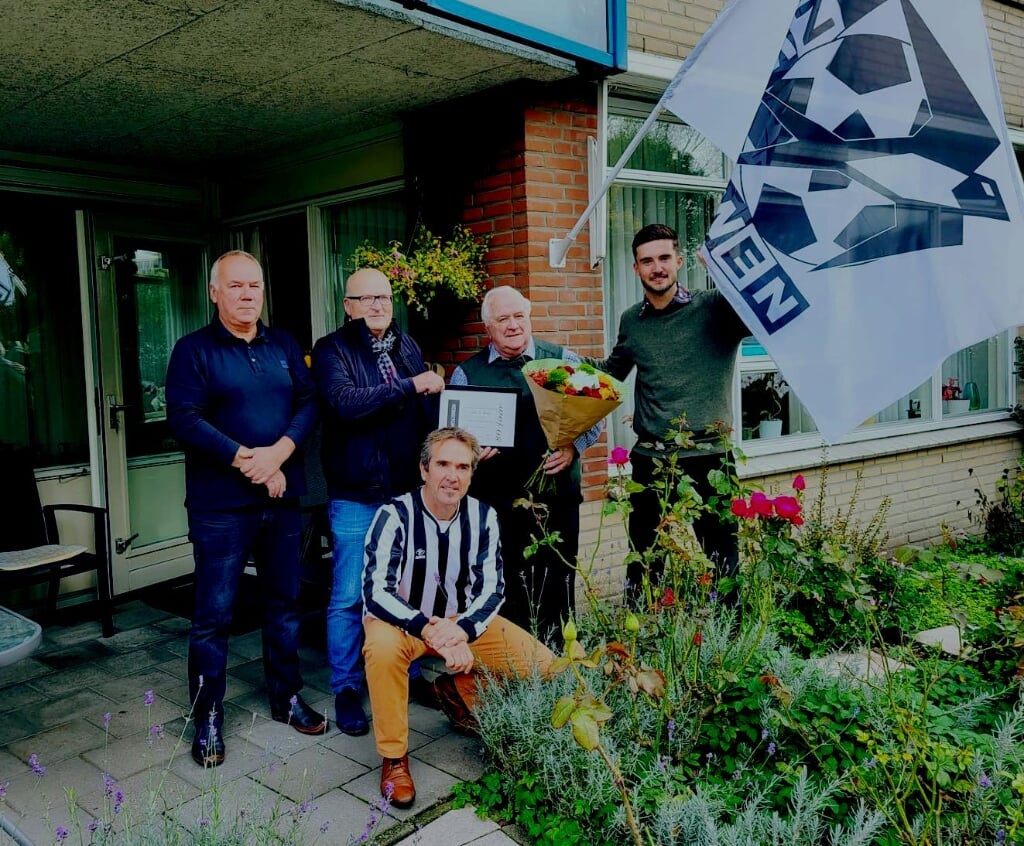 Krijn Boog (met bloemen) kreeg bezoek van een Zwaluwen-delegatie. (Foto: PR)