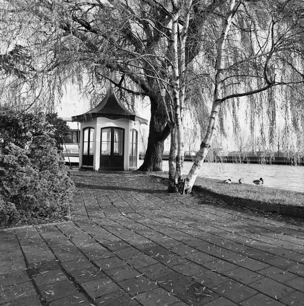 De theekoepel van Schoonoord in vroegere tijden, langs de Gouwe in Boskoop.