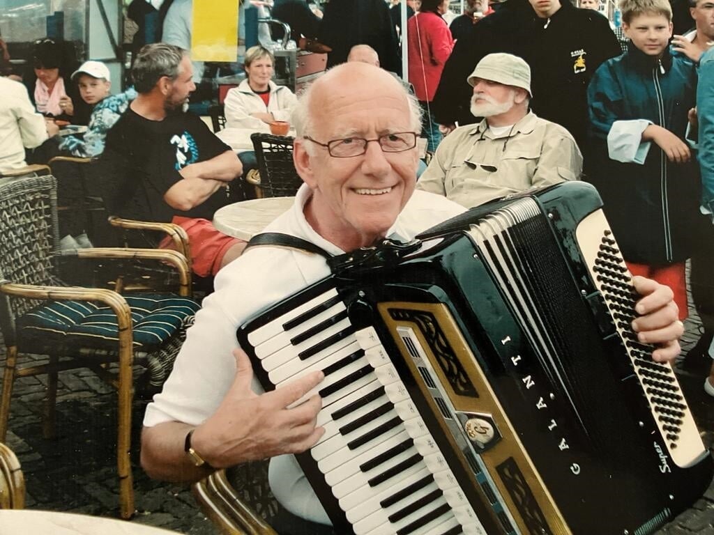 Wil Luiken speelt al 65 jaar op zijn geliefde instrument: de accordeon.