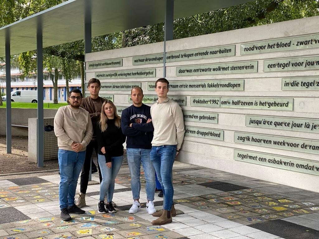 De studenten van de HvA voor het Bijlmer-monument. V.l.n.r. Shivam Beri, Peter Steur, Amber Owens, Mike van den Heuvel en Leon Schulte.