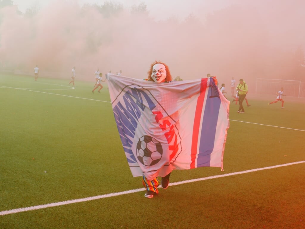 De horrorclown houdt een vlag van KRSV Vredenburch omhoog. - Rodi.nl/Debbie van Eijk