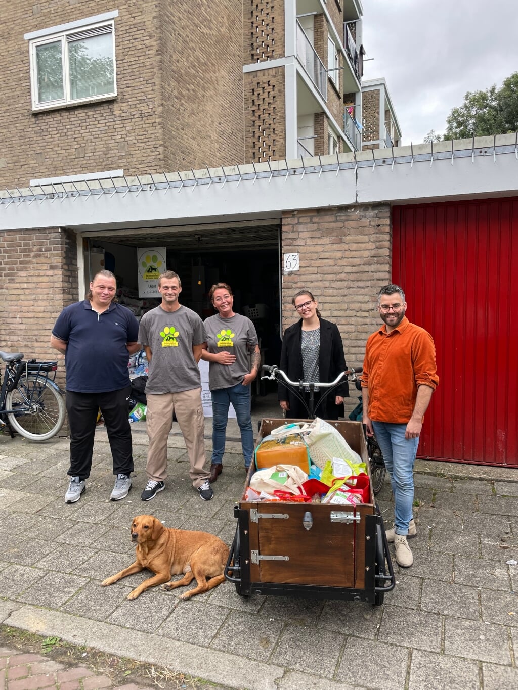 Tassen vol werden door PvdD afgeleverd bij de dierenvoedselbank aan de Schoutendreef in Den Haag.