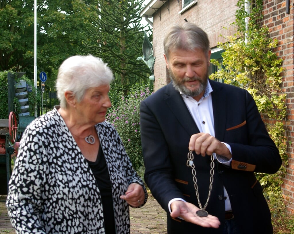 Corrie Hoekstra en Pjer Wijsman bewonderen de ketting.