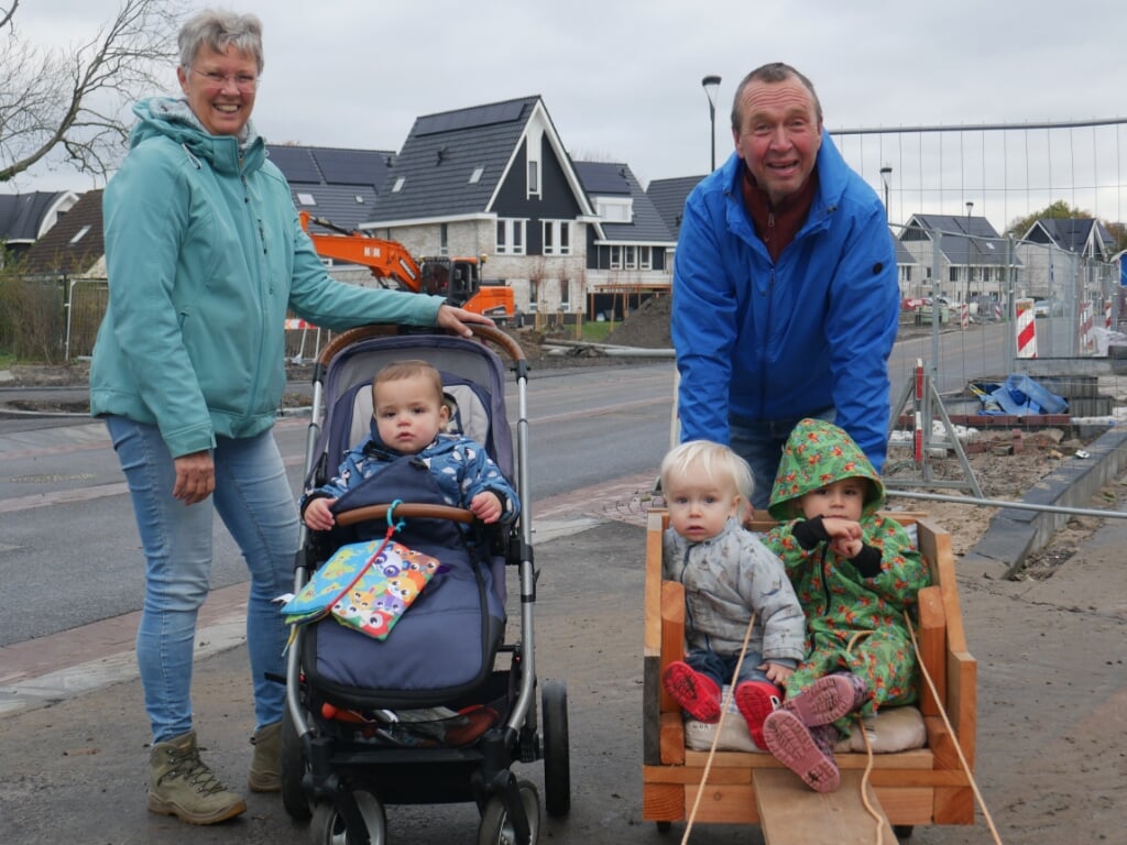 Anita (61), John (62) en hun kleinkinderen Joline, Aiden en Lieke.
