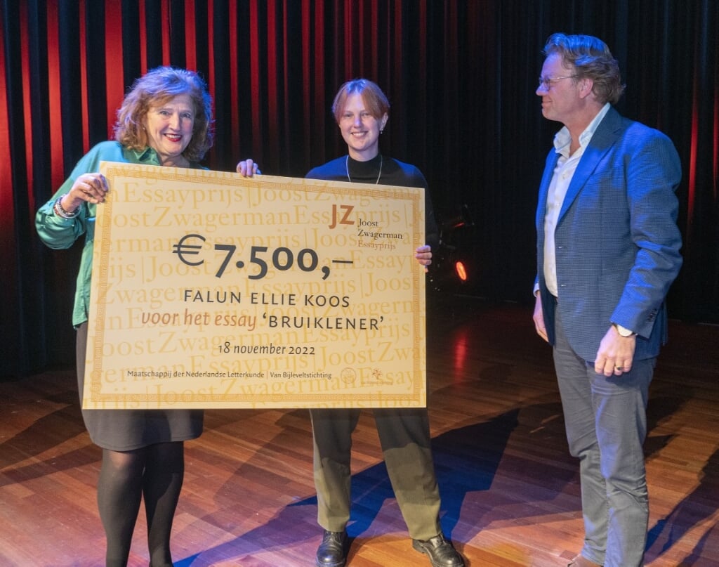Aleid Truijens en Joost Quant overhandigen de prijs aan Falun Ellie Koos.