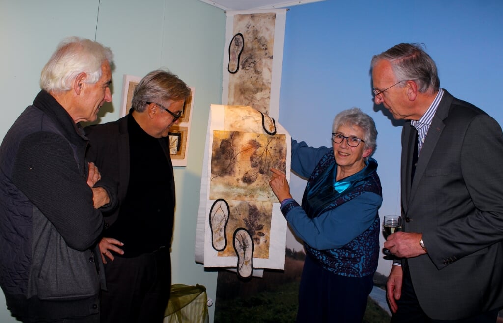 Elly Nederpeld uit Aarlanderveen exposeert in Nieuwkoop, Woerden én het Boskoopse Boomkwekerijmuseum. Hier met vlnr voorzitter Michiel Gerritsen, wethouder Gert van den Ham en Archeon-directeur Jack Veldman. 