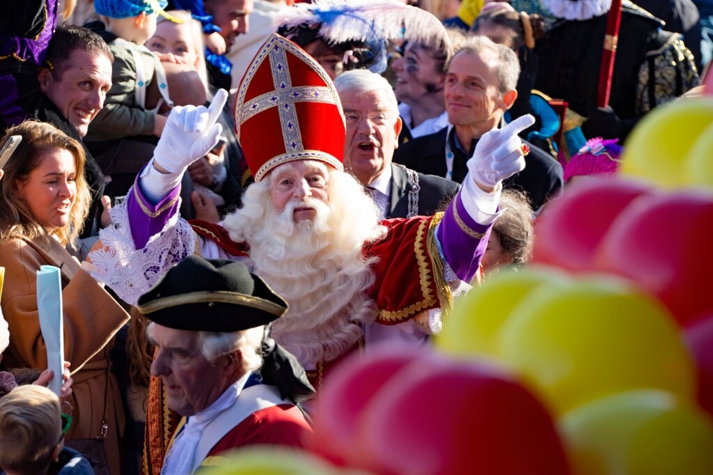 Sint wordt verwelkomd bij zijn aankomst op Scheveningen.