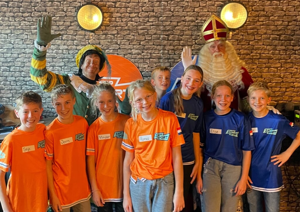 Team Oranje en Team Blauw met Sint en Piet
